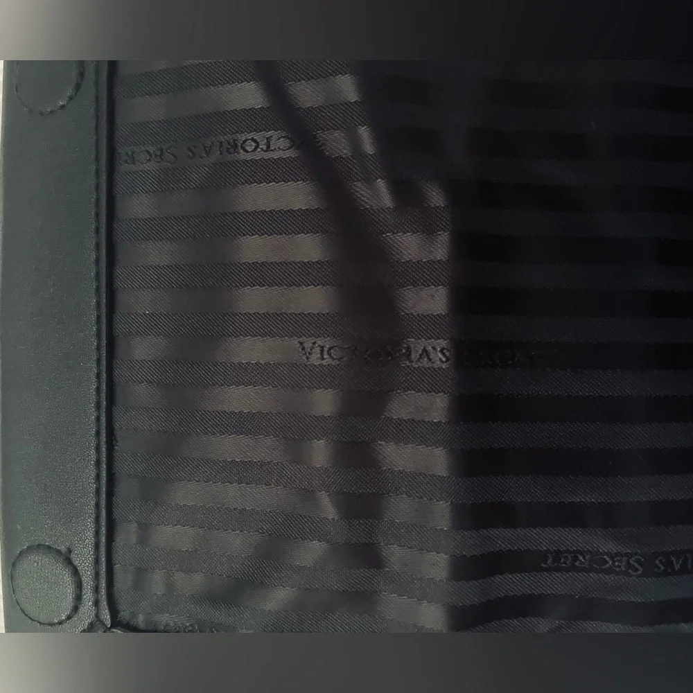 NWT VICTORIA’S SECRET CLUTCH WRISTLET
SPARKLY BLACK WITH BLING BOW - Picture 5 of 7